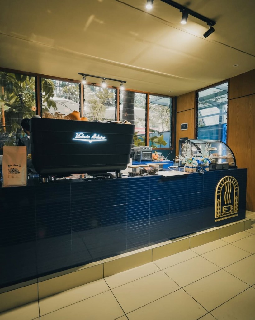 Bar kopi Dikby dengan mesin espresso