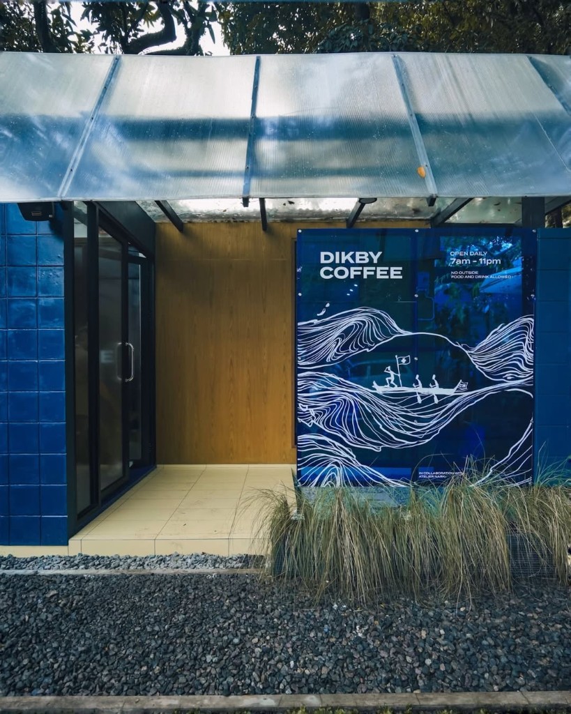 Eksterior Dikby Coffee dengan dinding biru